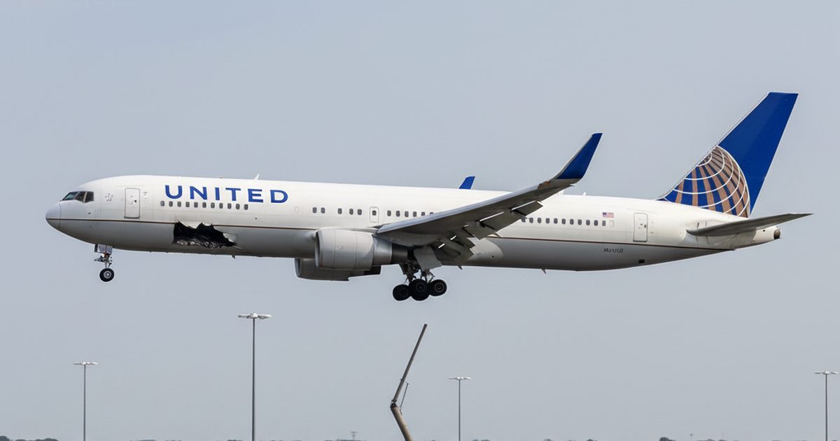 United 767-400ER Strikes Light Pole and Bakery Truck on Low Approach to Newark