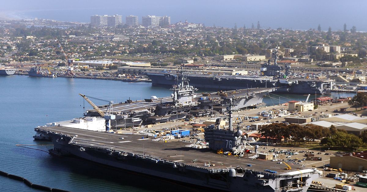 Frankie Muniz Loses Truck Deck Lid at Naval Base Coronado — Debris Caution Reshapes NASCAR Navy 250